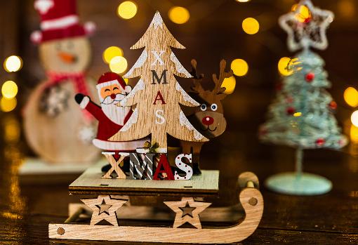 Bild 1: Furnier macht auch als Weihnachtsschmuck. Foto: iStock-1181402000_vl...